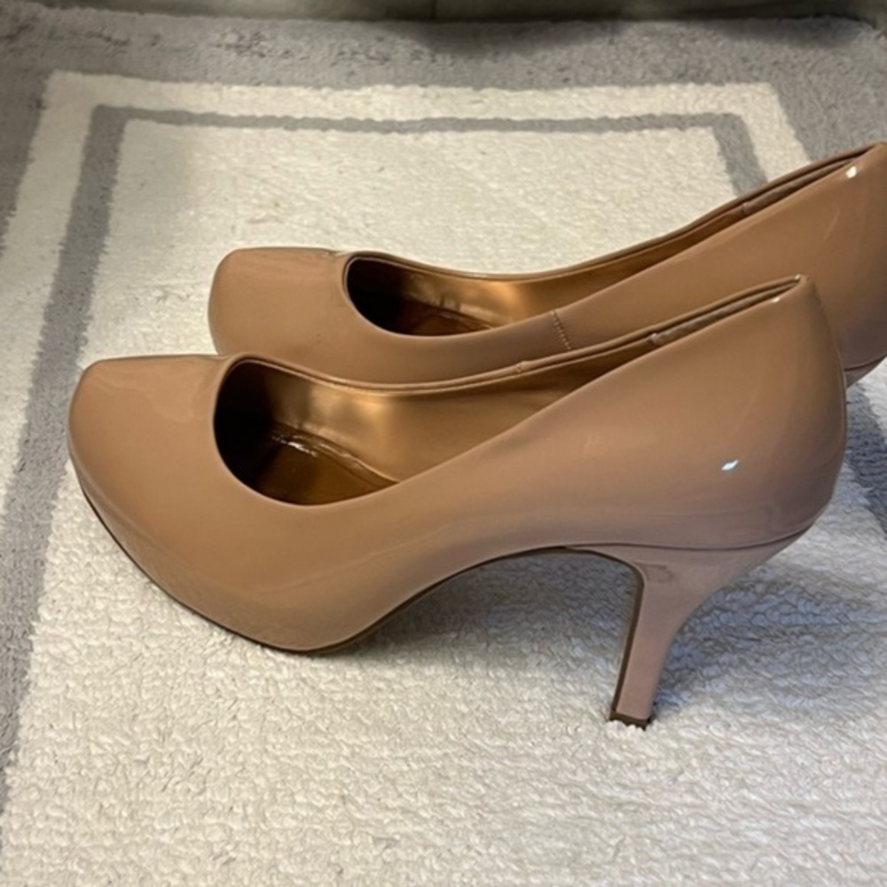 Madden Girl Pink Nude Patent Leather Round Toe Heels 9M - Picture 2 of 7